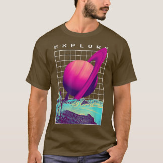 Camiseta Explorar el astronauta retro de Saturno -Desi cósm