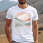 Camiseta Explorar el paisaje de la aventura de viaje gráfic<br><div class="desc">Una camiseta gráfica para los aficionados a los viajes y la aventura. Esta camiseta dice "explorar" con un gráfico del paisaje montañoso asiático.</div>