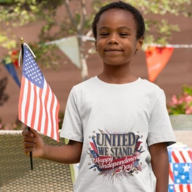 Camiseta Explosión del 4 de julio: Estrellas, franjas y uni (Subido por el creador)