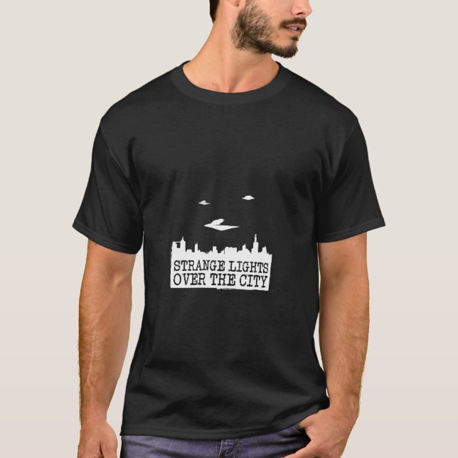 Camiseta Extrañas luces sobre la ciudad (Anverso)