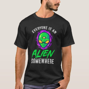 Camiseta Extranjeros creen que todos son extranjeros en alg