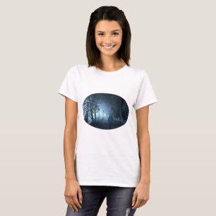 Camiseta Extraño en el parque en niebla nocturna