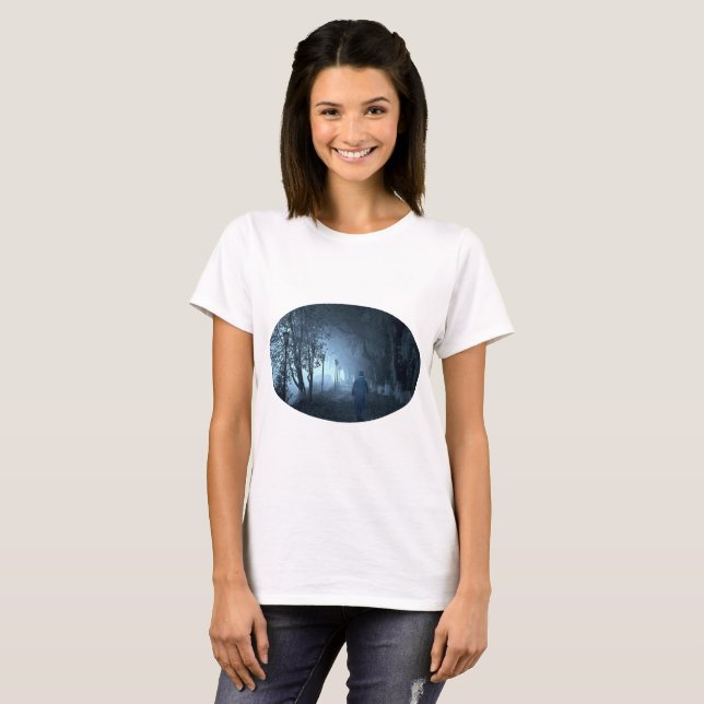 Camiseta Extraño en el parque en niebla nocturna (Anverso completo)