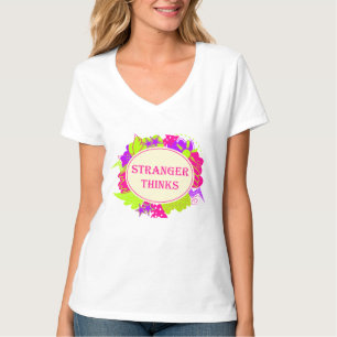Camiseta Extraño piensa cita al estilo de un programa de te