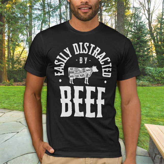 Camiseta Fácilmente Distrado Por El Amante De La Carne Gras (Easily Distracted by Beef T-shirt for the meat loving dads who love to grill. #carnivorelifestyle)