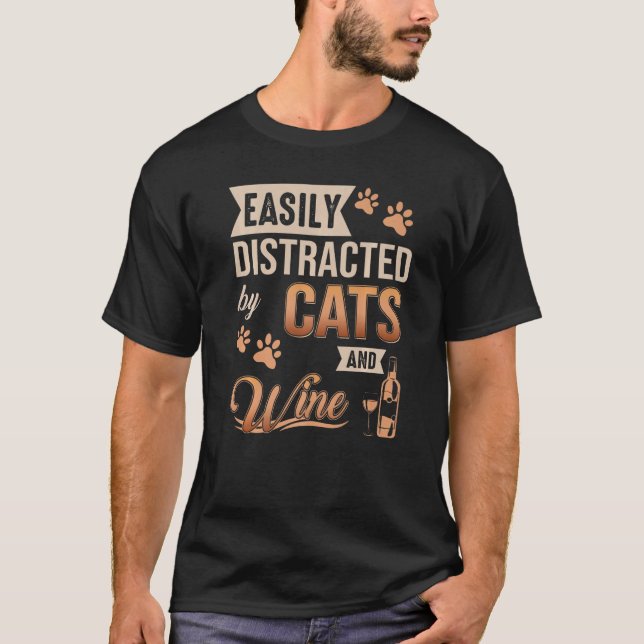 Camiseta Fácilmente distrado por gatos y vinos (Anverso)