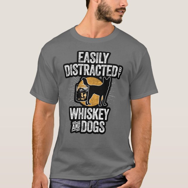 Camiseta Fácilmente distrado por Whiskey y Dogs T-Shirt (Anverso)