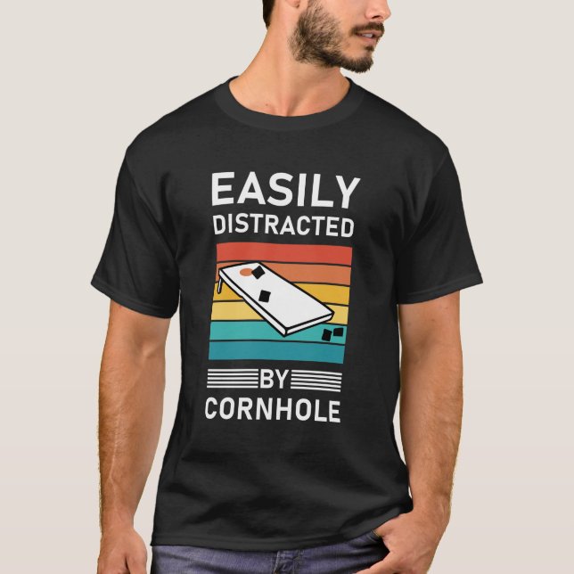 Camiseta Fácilmente Distraído Por Cornhole (Anverso)