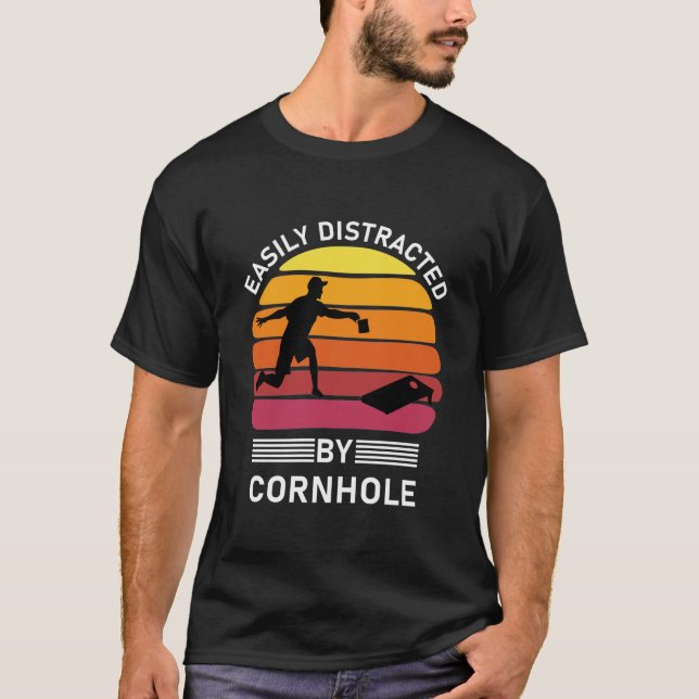 Camiseta Fácilmente Distraído Por Cornhole (Anverso)