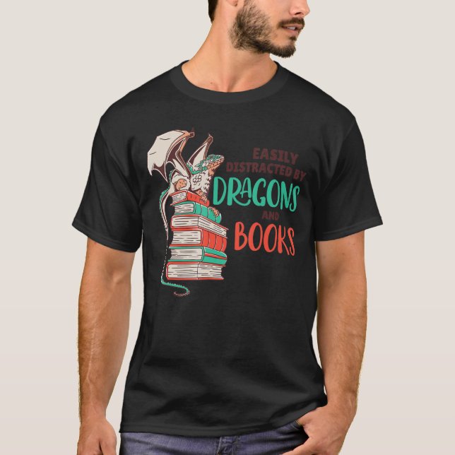 Camiseta Fácilmente Distraído Por Dragones Y Libros (Anverso)