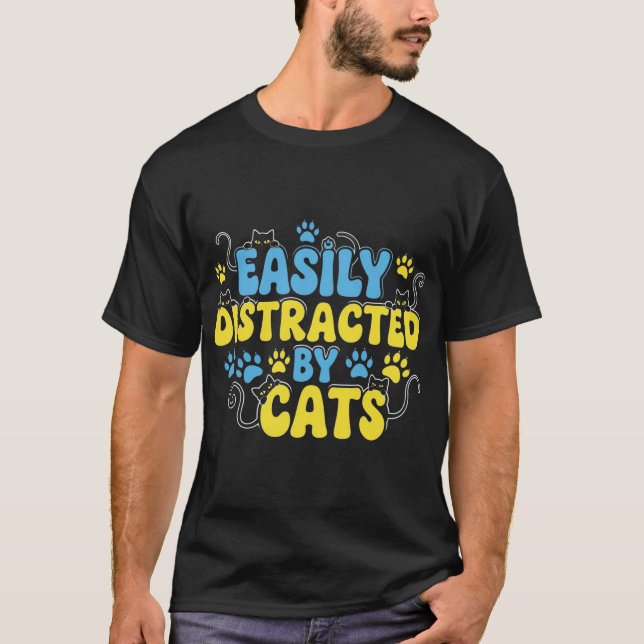 Camiseta Fácilmente Distraído por Gatos (Anverso)
