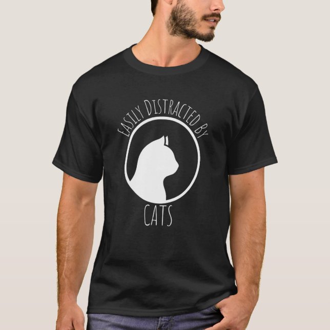 Camiseta Fácilmente Distraído Por Gatos (Anverso)