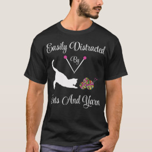 Camiseta Fácilmente Distraído Por Gatos Y Hilo De Tejer L