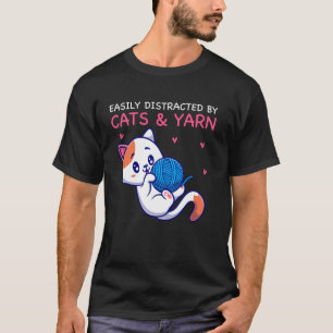 Camiseta Fácilmente distraído por gatos y ovillos de tejer