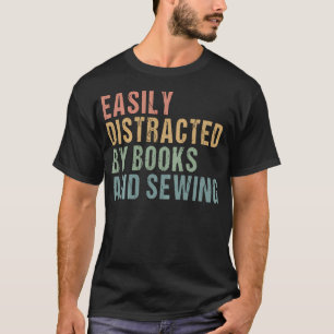 Camiseta Fácilmente Distraído Por Libros Y Costura Divertid