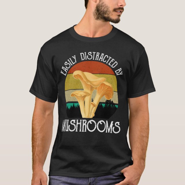 Camiseta Fácilmente Distraído Por Los Hongos (Chanterelle) (Anverso)