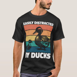 Camiseta Fácilmente Distraído Por Los Patos Que Pertenecen 