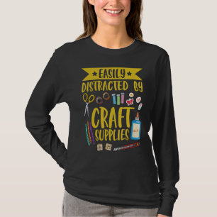 Camiseta Fácilmente distraído por los suministros de artesa