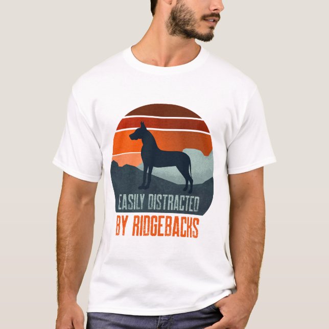 Camiseta Fácilmente Distraído Por Pasear Perros Ridgebacks (Anverso)