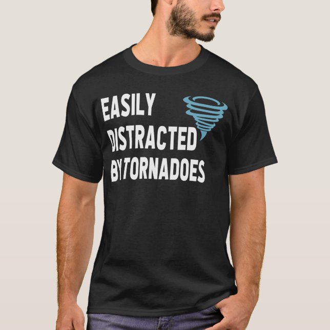 Camiseta Fácilmente Distraído por Tornados (Anverso)