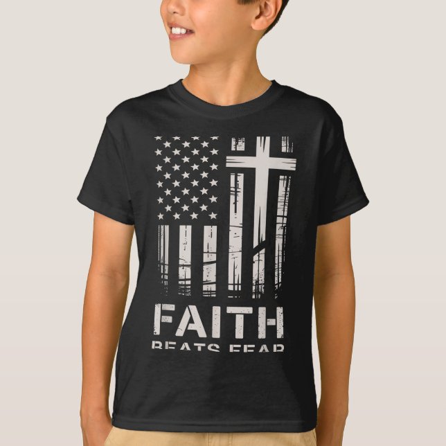 Camiseta Faith Beats Fear American Flag Christian Cross  (Anverso)