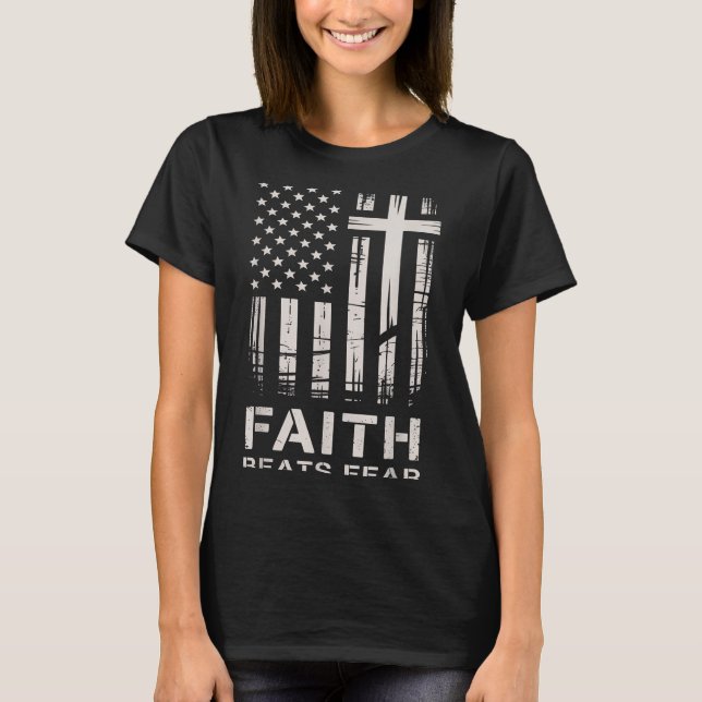 Camiseta Faith Beats Fear American Flag Christian Cross  (Anverso)