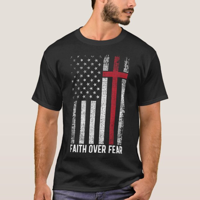 Camiseta Faith Over Fear American USA Flag Christian Cross  (Anverso)