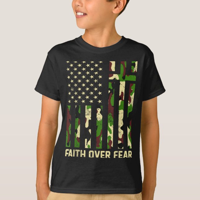 Camiseta Faith Over Fear Christian Americn Flag Camouflage  (Anverso)