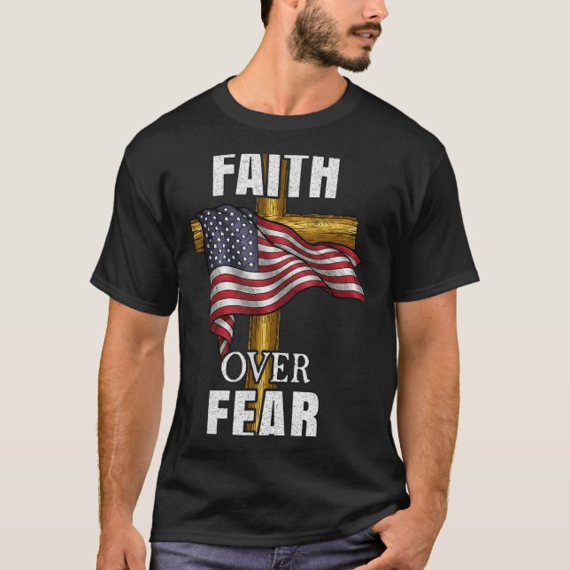 Camiseta Faith Over Fear Christian Cross American Flag Tee  (Anverso)