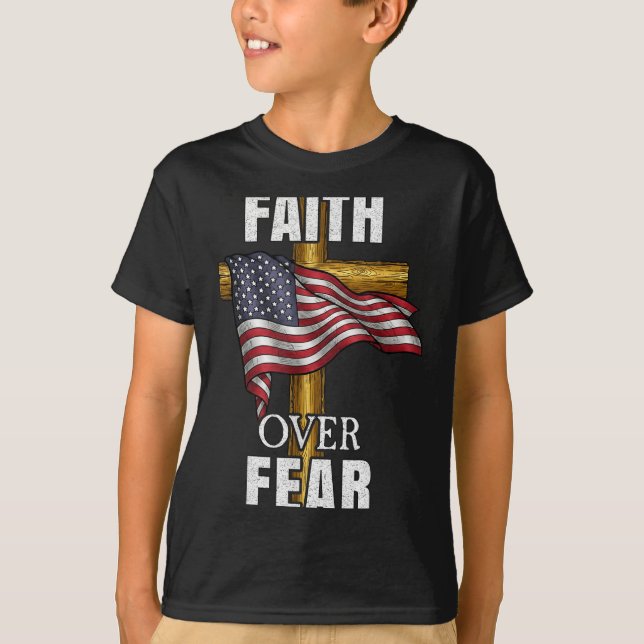Camiseta Faith Over Fear Christian Cross American Flag Tee  (Anverso)