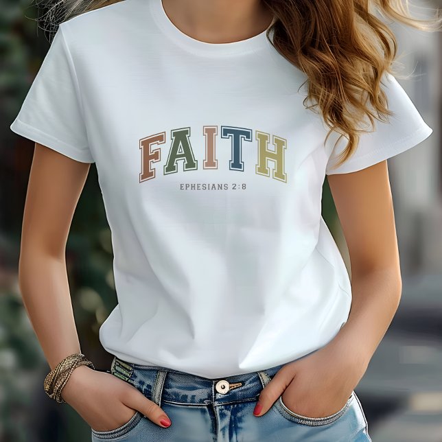 Camiseta Faith Varsity Style Textos Efesios 2:18 (A trendy varsity-style text fashion tee!)