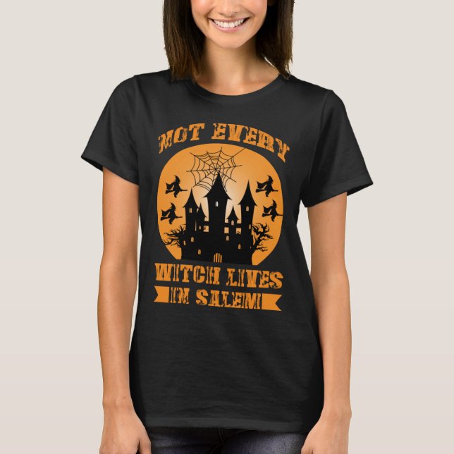 Camiseta Fall Halloween Not Every Witch Lives In Salem Haun (Anverso)