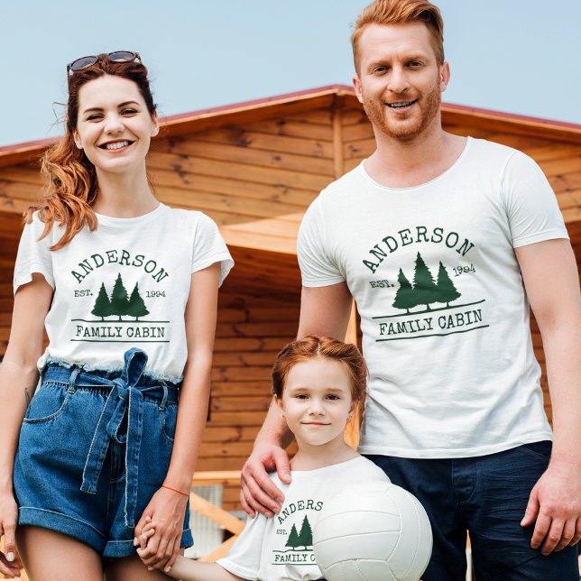 Camiseta Familia Cabina Nombre Árboles Pinos Verdes (Customize to change text size. Choose from a variety of shirt colors, sizes and styles.)