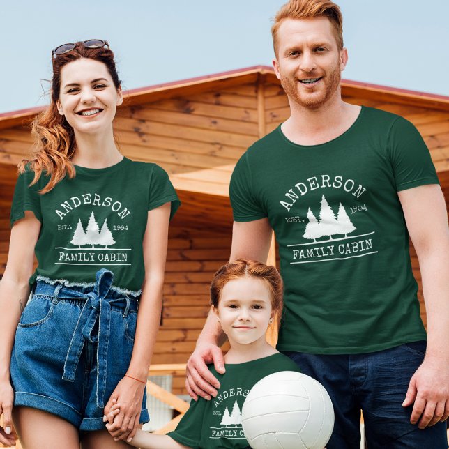 Camiseta Familia Cabina Nombre Pine Trees Verde (Customize to change text size. Choose from a variety of shirt colors, sizes and styles.)