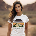 Camiseta Familia de la Naturaleza personalizada Vacaciones<br><div class="desc">Personaliza tu propio viaje familiar por carretera camisetas de mujeres para embarcarte en un viaje por la naturaleza este verano o otoño. Personalice con su apellido bajo el bosque verde de árboles y la puesta de sol de las montañas oscuras para unas vacaciones frescas para su grupo exterior.</div>