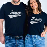 Camiseta Familia de Personalizados de Guay Nombre del equip<br><div class="desc">Celebra a tu familia con esta camisa fresca que incluye un logo retro como "Team" con una cola de ciénaga. Personalice agregando su nombre y año establecido. Ideal para reuniones familiares, salidas, eventos deportivos familiares o simplemente para mostrar que estás orgulloso de tu "equipo". Consulte nuestros productos de coordinación haciendo...</div>