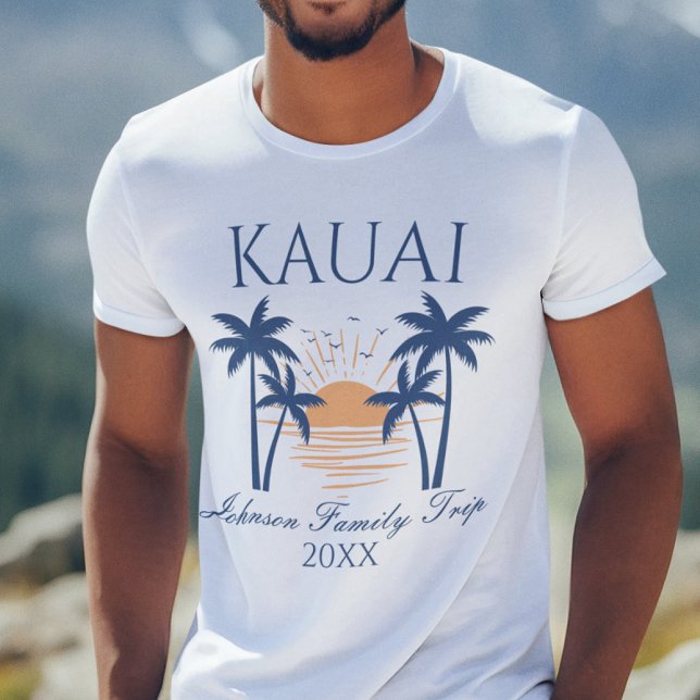 Camiseta Familia Kauai Hawaii Viaje de vacaciones en camise (Man wearing a Kauai family trip t-shirt with a sunset and palm tree design.)
