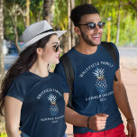 Camiseta Familia personalizada Vacaciones tropicales Sunset<br><div class="desc">Una playa con puesta de sol y el horizonte en forma de piña que muestra un océano tranquilo. Perfecto para vacaciones familiares de verano, bodas, duchas y celebraciones! Coincidiendo con los elementos de esta colección. Agregue su nombre o nombre de invitado haciendo clic en el botón "Personalizar" de arriba. Añada...</div>