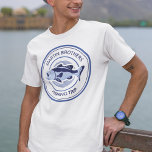 Camiseta Familia personalizado Viaje de pesca Pescador Blue<br><div class="desc">Personalizar esta camiseta de viaje de pesca familiar para tu padre y hermanos antes de salir al lago a pescar este verano. Un fresco diseño de pescador periwinkle y azul marino con un bajo de boca abierta y tu texto o apellido personalizado.</div>