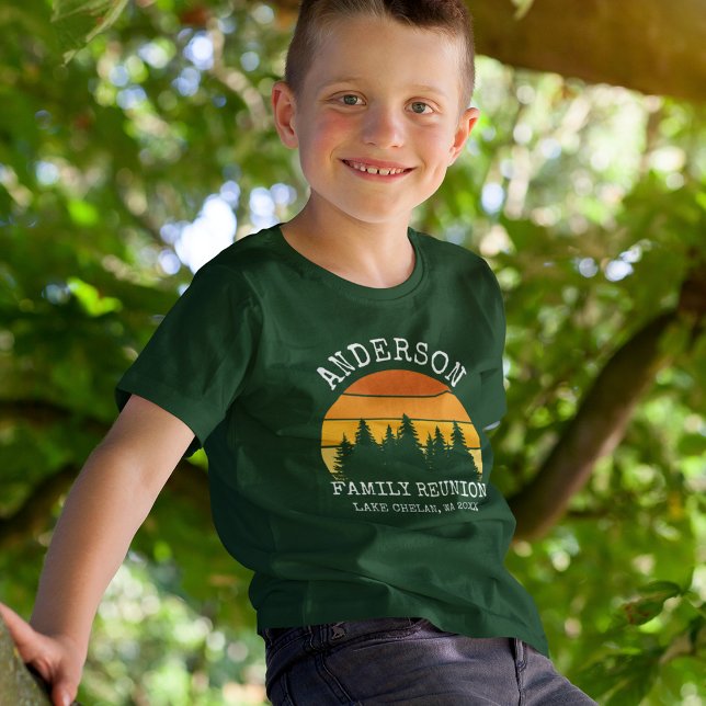 Camiseta Familia Reunión Pine Trees Sunset Boys Green (Customize to change text size. Choose from a variety of shirt sizes and styles.)