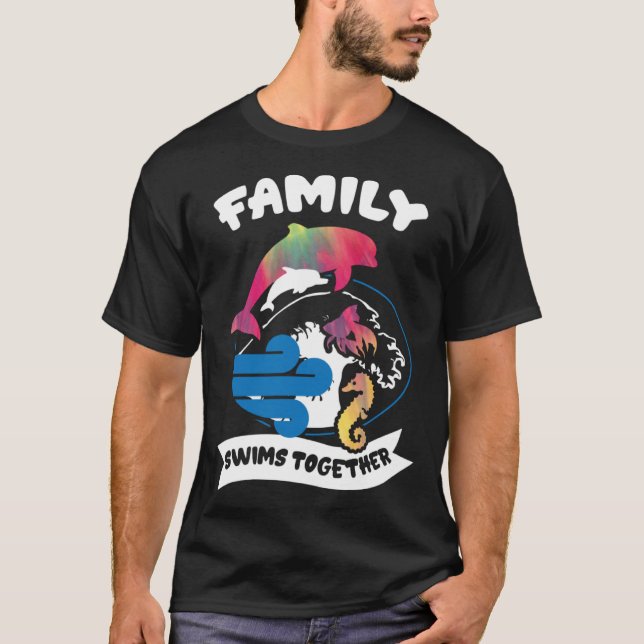 Camiseta Family Swims Together Tie Dye Dolphins Fish Seahor (Anverso)