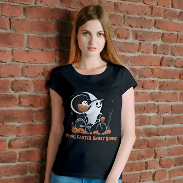 Camiseta Famosas mujeres Halloween (Pedal faster, Ghost Rider! Embrace Halloween fun with this cute vintage ghost tee!)