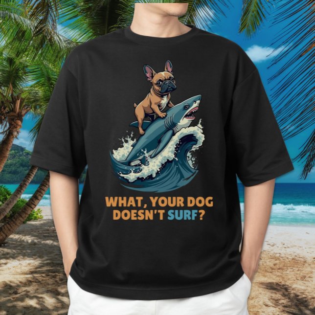 Camiseta Famoso Bulldog francés Shark Surfing Frenchie Dog (This funny Frenchie Shark Surfer design is great for French Bulldog, animal lovers, & dog trainers.)