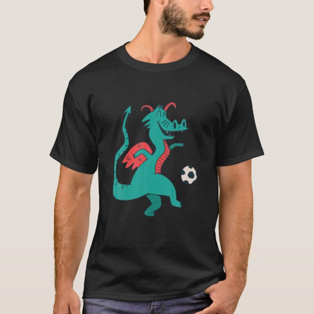 Camiseta Famoso Dragón Jugando Al Juego De Fútbol Merch Wo (Anverso)