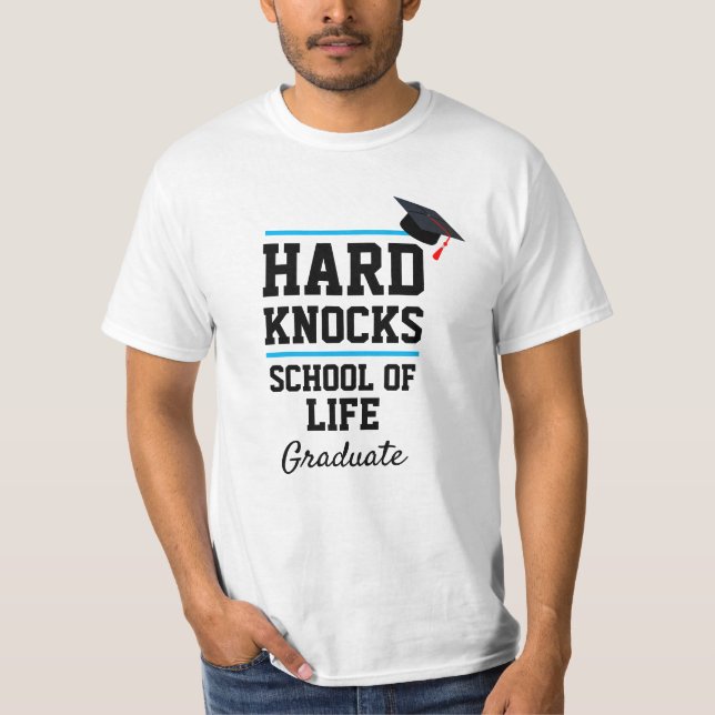 Camiseta Famoso Novedad HARD KNOCKS GRADUATE ESCOLAR  (Anverso)