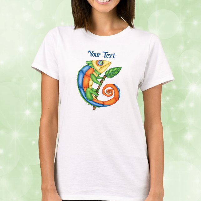 Camiseta Fantasía colorida en la rama (Bright colourful fantasy lizard holding leaf on branch on adult womans tee shirt.)