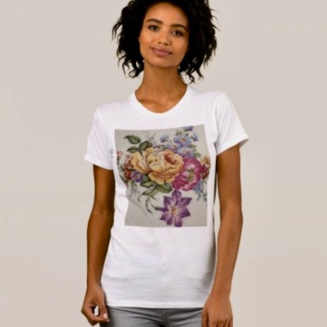 Camiseta Fantasía Floral  (Comfy tri-blend women’s tee feminine fit, scoop neck, short sleeves, relaxed fit.  )
