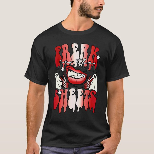 Camiseta Fantasma de Halloween Friki en las Sábanas (Anverso)