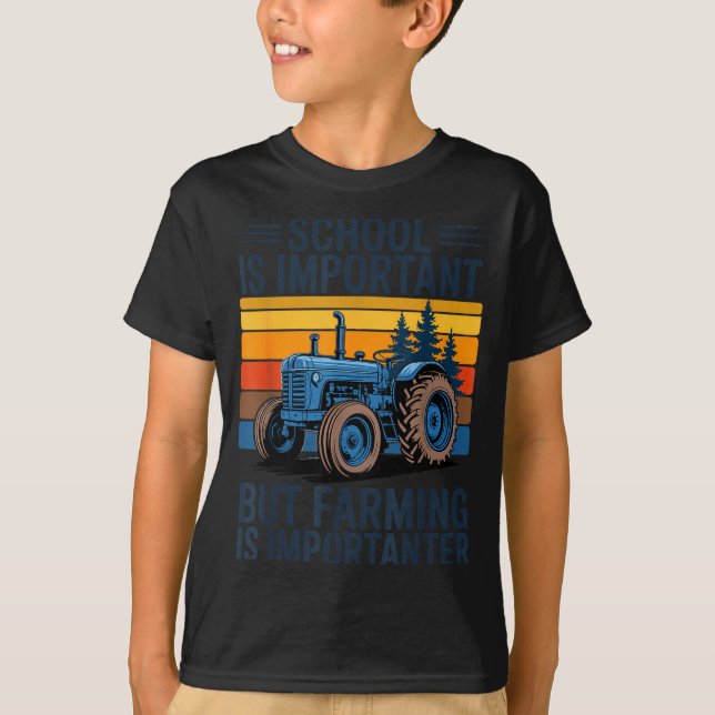 Camiseta Farm Shirt But Farming Is Imrtanter Farmer Tractor (Anverso)