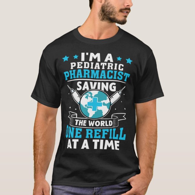 Camiseta Farmacéutico Pediátrico Salvando Al Mundo Uno Refi (Anverso)